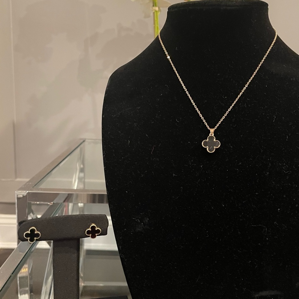 Black clover shaped necklace and earring set